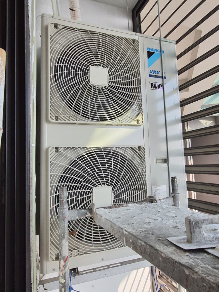 Hình ảnh thi công thực tế dàn nóng điều hòa Daikin VRV IV-S lắp đặt gọn gàng ngoài ban công biệt thự