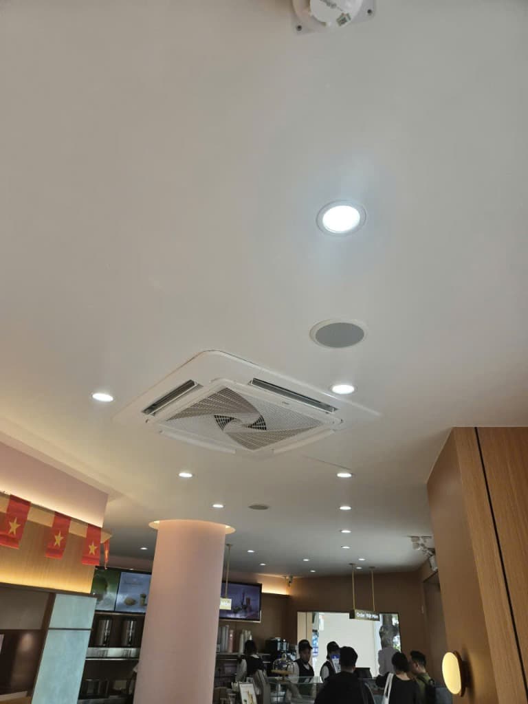 Hình ảnh thực tế lắp đặt điều hòa âm trần Daikin Cassette 360 độ tại công trình chuỗi cửa hàng thương mại