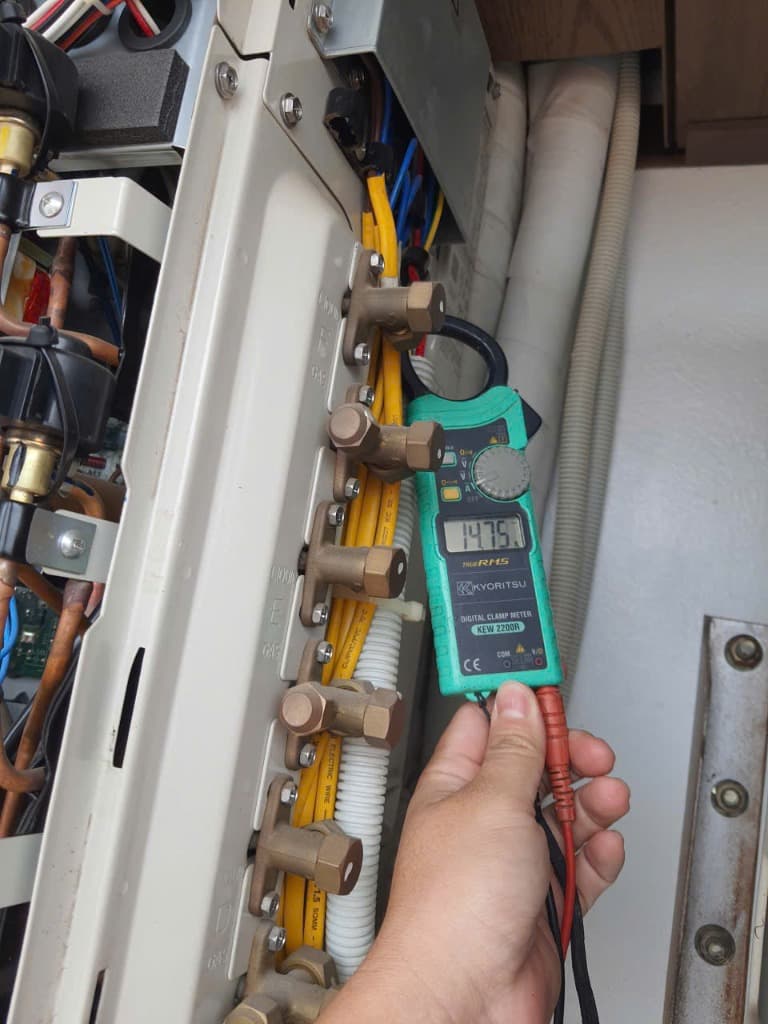 Kỹ sư Hanotech sử dụng đồng hồ kẹp dòng Kyoritsu KEW 2200R đo dòng MCA dàn nóng Daikin