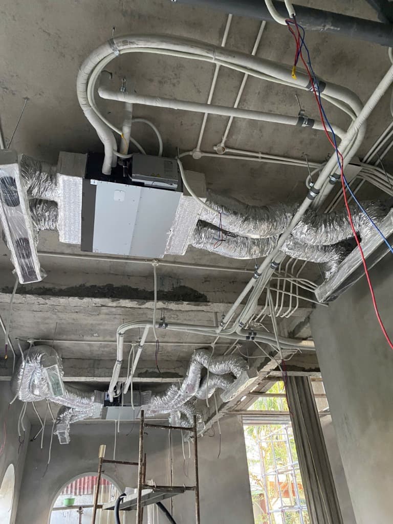Hình ảnh thực tế thi công hệ thống ống gió mềm bọc bảo ôn tráng nhôm cách nhiệt kết nối dàn lạnh Daikin