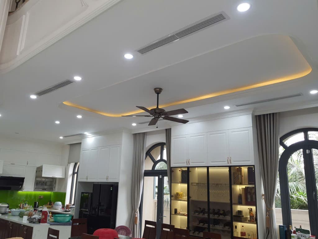 Hình ảnh nghiệm thu hoàn thiện cửa gió Slot nhôm sơn tĩnh điện phẳng mượt phòng khách biệt thự tân cổ điển