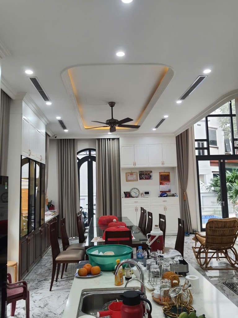 Thi công tuyến ống gió mềm bọc bảo ôn tráng nhôm tiêu âm và nghiệm thu miệng gió Slot Linear phòng khách biệt thự Hà Nội