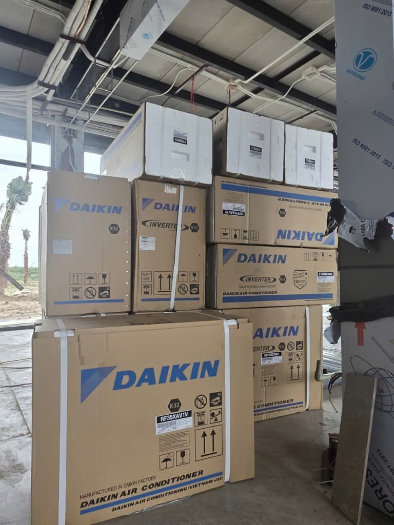 Hình ảnh kho hàng thiết bị điều hòa Daikin Inverter chính hãng nguyên đai nguyên kiện
