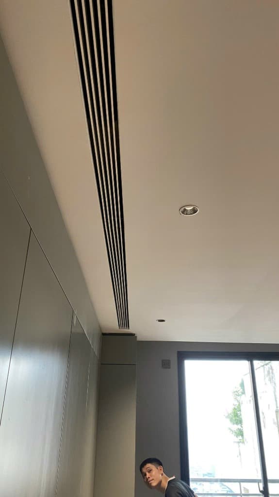 Kỹ thuật viên Hanotech nghiệm thu đo đạc tốc độ gió tại miệng gió Slot sơn tĩnh điện đen cao cấp phòng ngủ biệt thự
