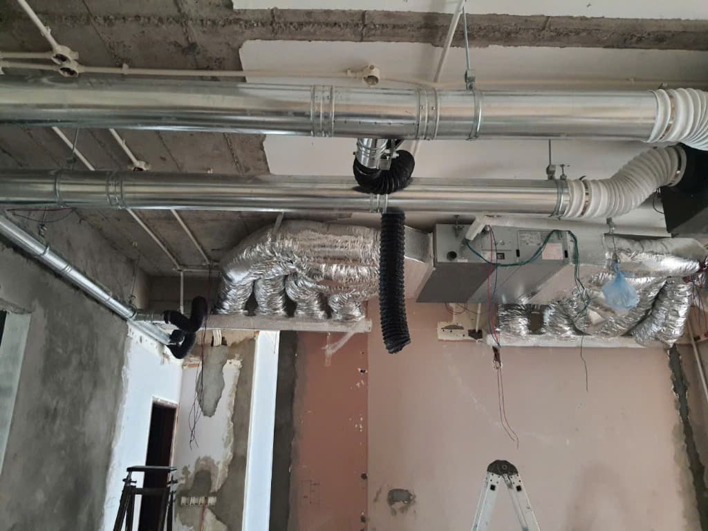 Thi công hệ thống tuyến ống gió xoắn tôn mạ kẽm bọc bông thủy tinh tiêu âm cách nhiệt cho dàn lạnh giấu trần Daikin VRV