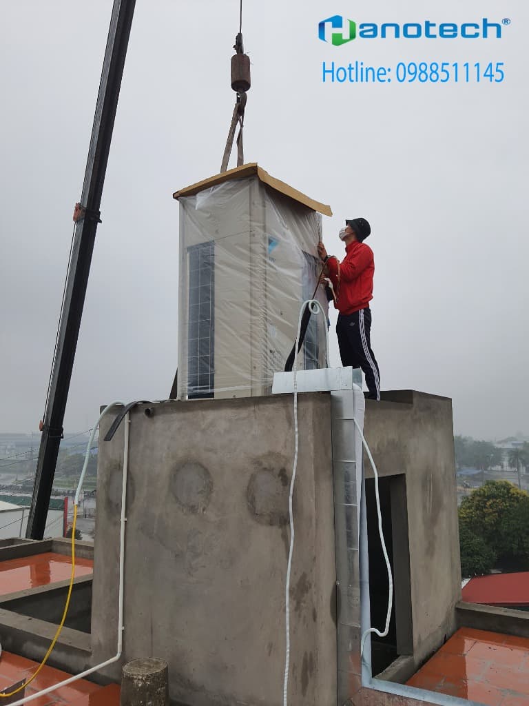 Điều động xe cẩu tự hành chuyên dụng cẩu cụm dàn nóng Daikin VRV H lên sàn mái biệt thự Hà Nội