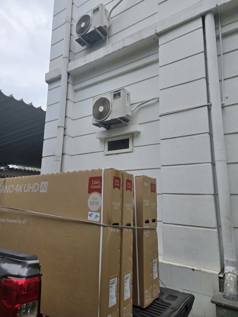 Xe tải chuyên dụng giao nhận máy móc dàn nóng và thiết bị điều hòa Daikin chính hãng tới chân công trình biệt thự