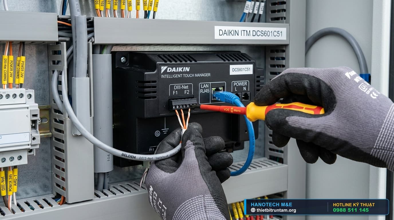 Cận cảnh kỹ thuật viên cơ điện Hanotech thực hiện đấu nối dây cáp DIII-Net F1-F2 và cổng mạng LAN RJ45 vào bộ ITM