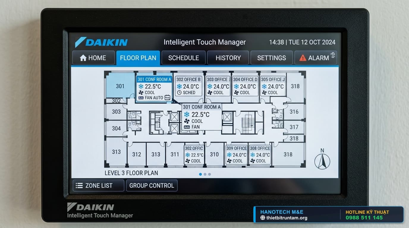 Cận cảnh màn hình cảm ứng LCD màu 10.4 inch của Daikin ITM hiển thị sơ đồ mặt bằng và trạng thái nhiệt độ