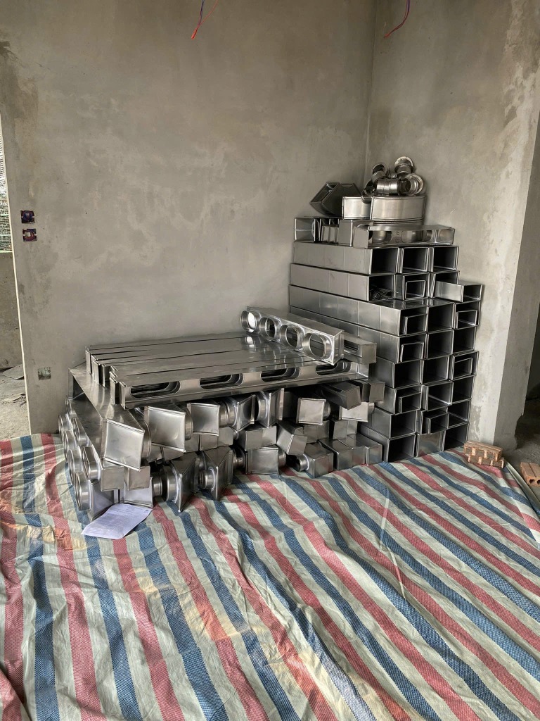 Cung Cấp Hộp Box Cửa Gió & Phụ Kiện Tiêu Âm Tại Công Trình - Tập kết toàn bộ hộp box miệng gió tôn mạ kẽm soi cổ ống gió mềm phục vụ thi công trần thạch cao biệt thự