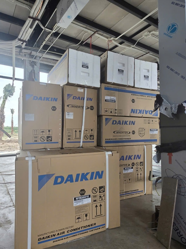 Hình ảnh kho hàng thiết bị điều hòa Daikin Inverter chính hãng nguyên đai nguyên kiện