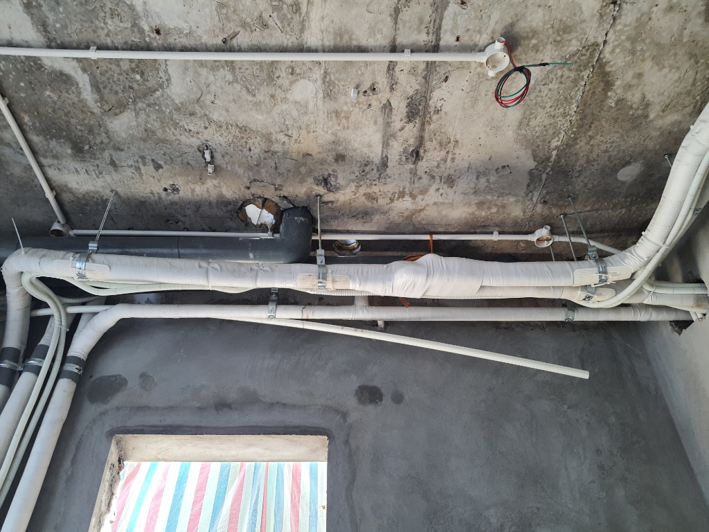 Hình ảnh thực tế thi công trục đường ống thoát nước ngưng uPVC bọc bảo ôn đúp và bẫy nước U-Trap