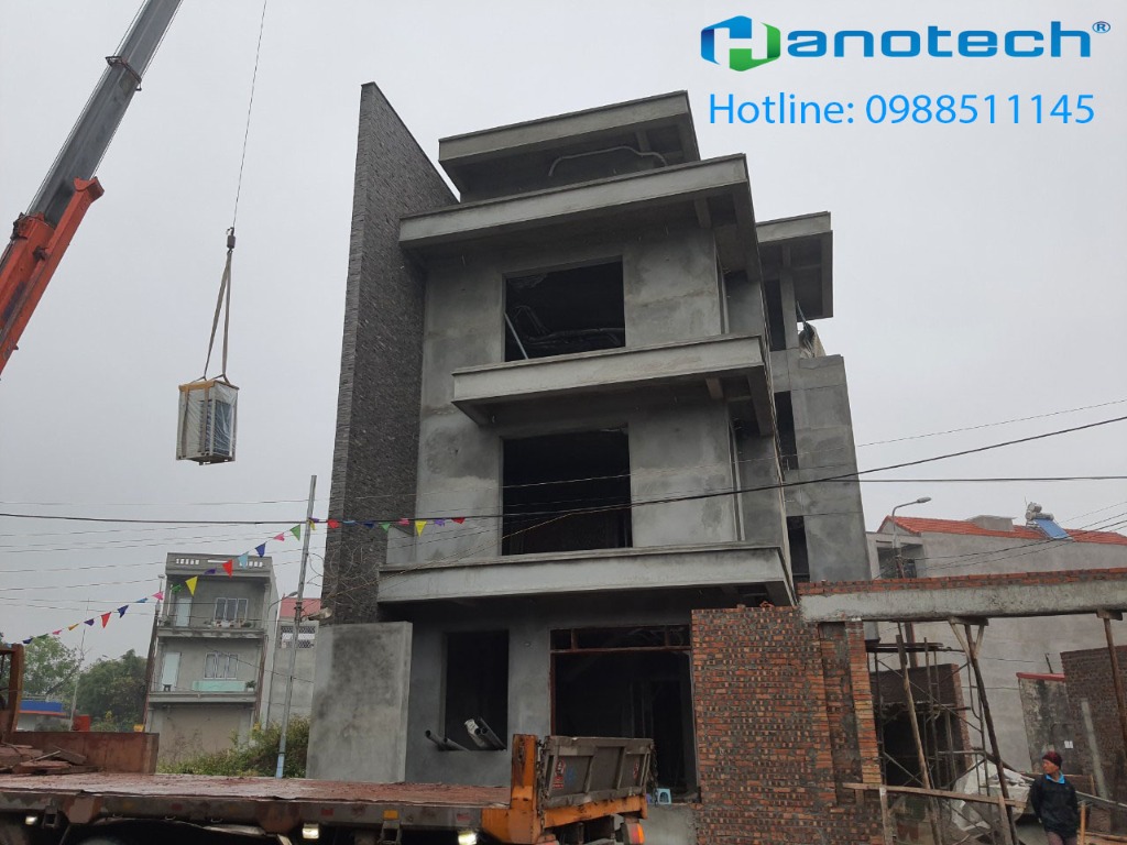 Toàn Cảnh Xe Cẩu Đưa Cụm Thiết Bị VRV Lên Mặt Bằng Biệt Thự Xây Thô 4 Tầng - Thi công cẩu tập kết dàn nóng trung tâm Daikin VRV H ngay từ giai đoạn xây thô, đảm bảo khớp nối tuyến ống đồng & đường ống gió giấu trần chuẩn CAD