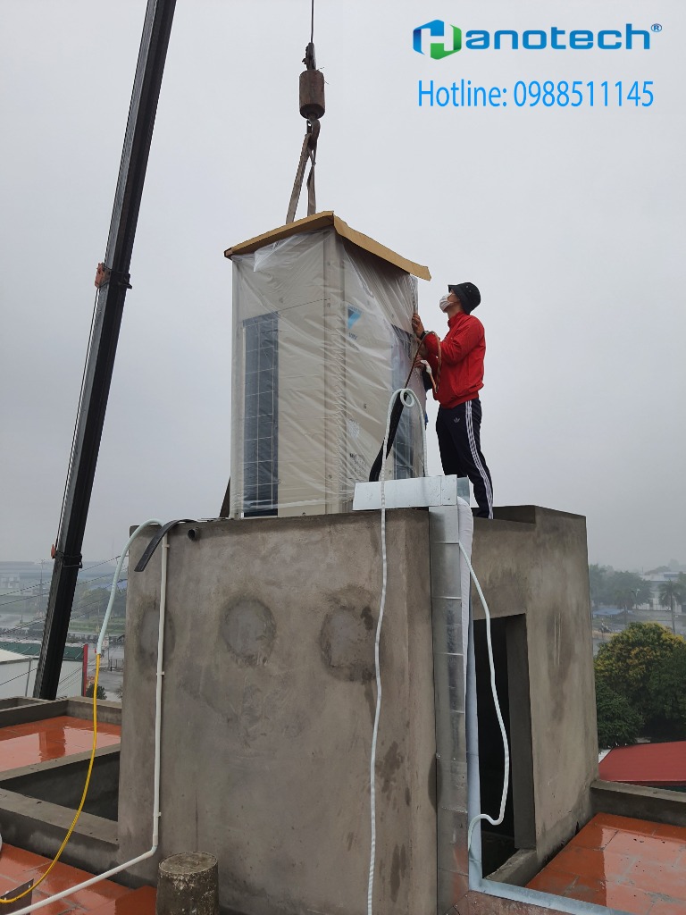 Vận Chuyển & Điều Động Xe Cẩu Chuyên Dụng Cẩu Cụm Dàn Nóng Daikin VRV H Lên Sàn Mái - Sử dụng xe cẩu tự hành chuyên dụng cẩu cụm dàn nóng Daikin VRV H bọc trùm bạt bảo vệ an toàn 100% lên đỉnh tháp kỹ thuật tầng mái biệt thự